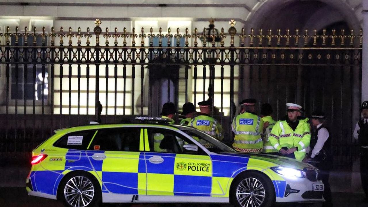 Una explosion y un detenido en el palacio de buckingham a muy pocos días de la coronación