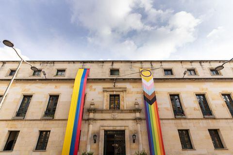 La fachada de la Cancillería se vistió con la bandera LGBTIQ+