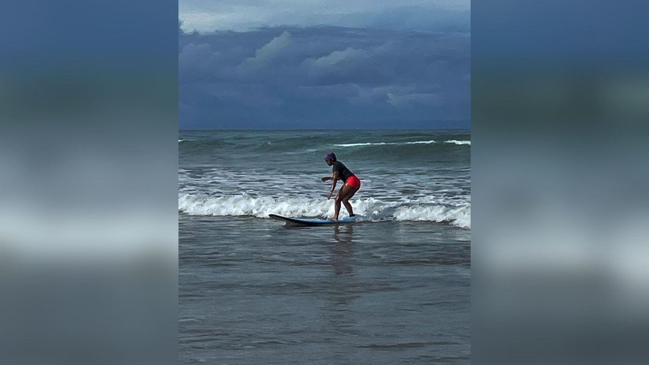 Isabella Mebarak surfeando en Costa Rica.