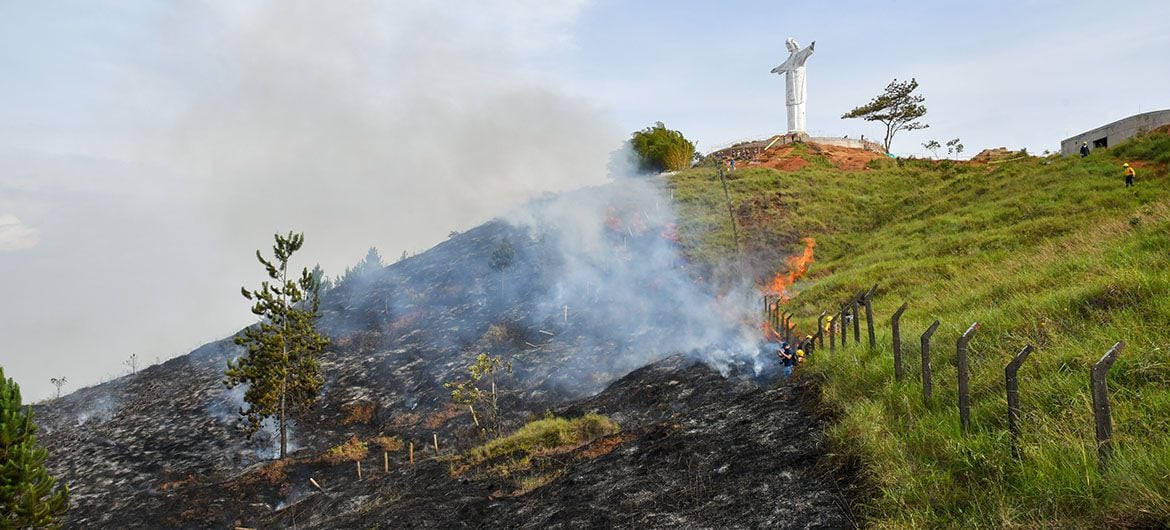 Incendio forestal en el cerro de Cristo Rey al oeste de Cali.