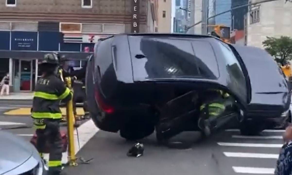 Esta es la forma en la que un bombero se salvó de morir aplastado por camioneta durante operativo de rescate.