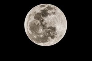 Reciente investigación revela que la Luna tendría agua en su interior, y que incluso podría ser extraída.
