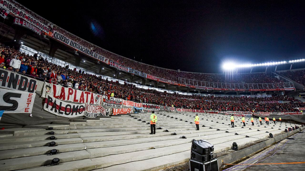 El juego, que se llevaba a cabo en el Estadio Monumental, se suspendió a los 25 minutos, luego de conocerse el suceso.