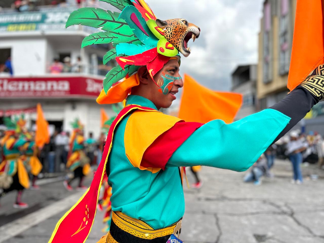 El Canto a la Tierra marca el segundo día del Carnaval de Negros y Blancos en Nariño, con un gran desfile de colectivos coreográficos que evocan la travesía de las tribus hacia la Madre Tierra. Héctor Montero
