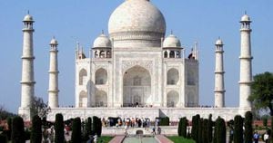 5. Taj Mahal, India: Es un monumento al amor. El Taj Mahal fue la obra encargada por el emperador mongol Shah Jahan para su esposa Mumtaz. Fue construido entre 1631 y 1654 a orillas del río Yamuna.