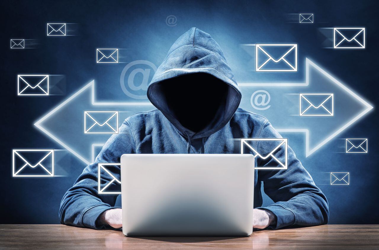 La clasificación de correos electrónicos como spam se basa en una variedad de factores