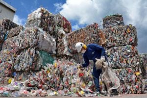 Apropet es una planta ubicada a media hora del aeropuerto El Dorado de Bogotá dedicada al reciclaje de plástico tipo PET.