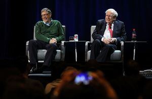 La interrogante que planteó Warren Buffett a Bill Gates y que transformó el destino de Microsoft.
