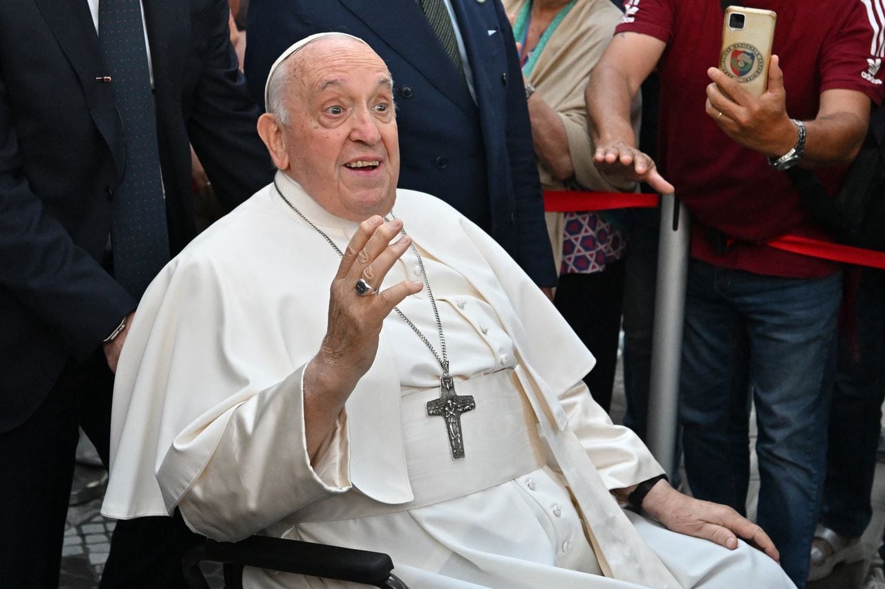 El Papa Francisco saluda después de ser dado de alta del hospital Gemelli en Roma, donde se sometió a una cirugía abdominal la semana pasada.