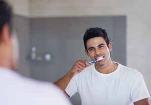 Es importante usar hilo dental para limpiar muy bien los dientes.
