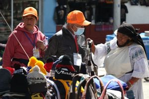 Adultos mayores visitan Ecuador