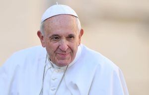 El papa Francisco sonríe a su llegada a la audiencia general este miércoles en la plaza de San Pedro del Vaticano.