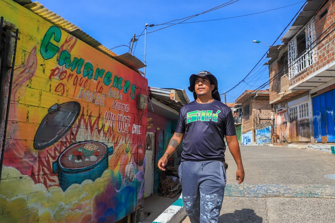 Ricardo Sánchez, a quien todos en Siloé conocen como ‘Richie’, un guía turístico y líder social de la Comuna 20. Richie es el director del colectivo Trepatón a Siloé, uno de los grupos de jóvenes que realizan rutas turísticas en la ladera.