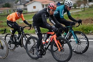 Egan Bernal durante la tercera etapa en la carrera O Gran Camiño (Antigua Vuelta al País Vasco), en la que se ubica en el segundo puesto de la clasificación general.