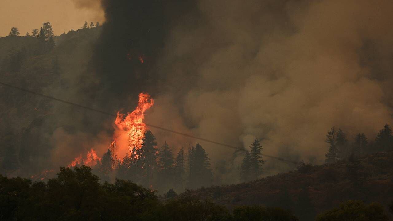 El incendio forestal de Eagle Bluff atraviesa la frontera entre Canadá y Estados Unidos.