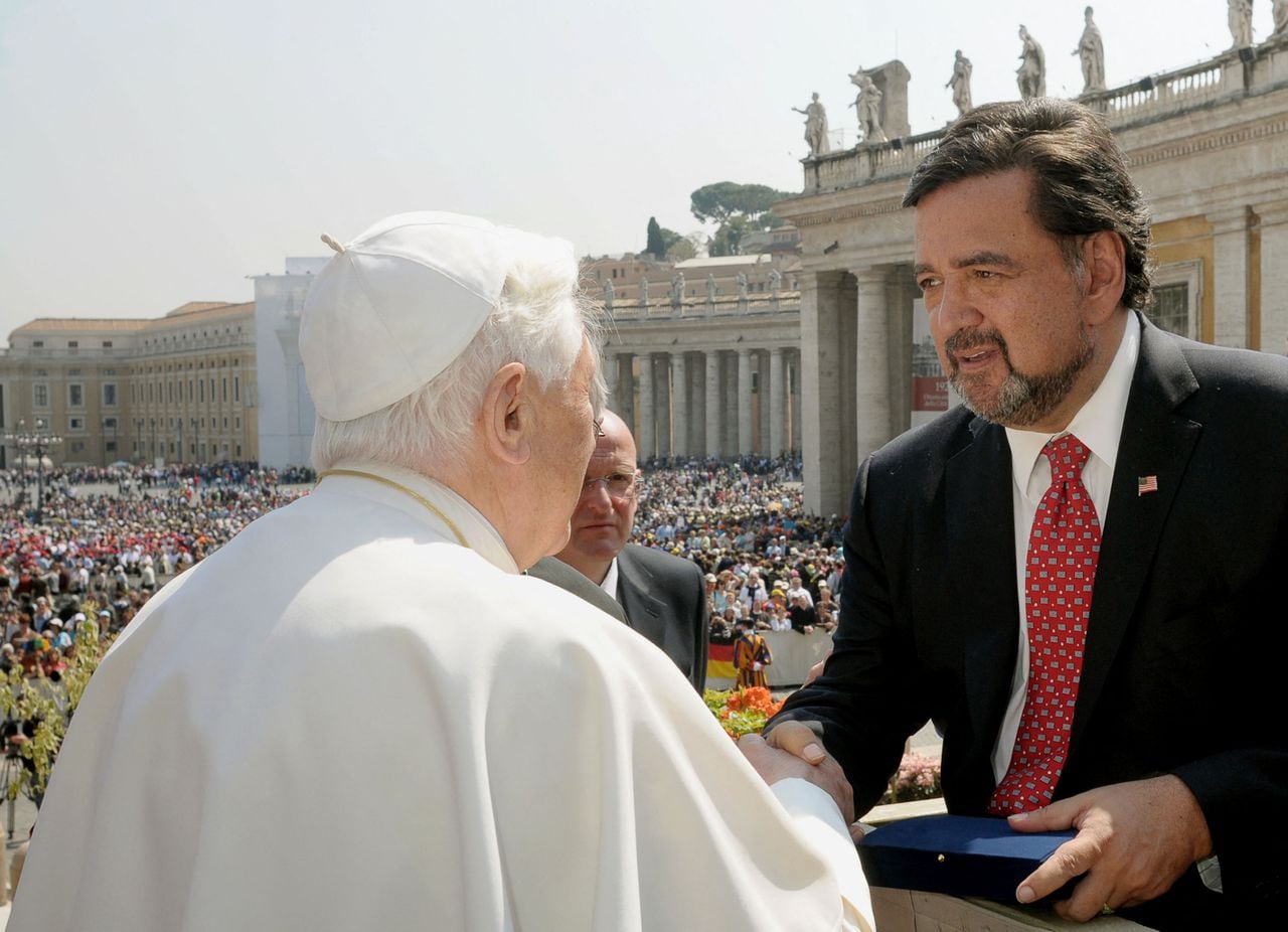 (FILES) In this file photo taken on April 15, 2009, Pope Benedict XVI (L) is seen shaking hands with former New Mexico governor and former US Ambassador to the United Nations Bill Richardson (R) during his weekly general audience in St. Peter's square at the Vatican. Richardson, a veteran Democratic politician and former US ambassador to the United Nations who later spent decades negotiating the release of Americans detained around the world, has died at age 75, his associates said on September 2, 2023. Richardson, who also served as governor of New Mexico and the US energy secretary, passed away peacefully in his sleep late September 1, the Richardson Center for Global Engagement said in a statement. (Photo by OSSERVATORE ROMANO FRANCESCO SFORZA / VATICAN POOL / AFP)