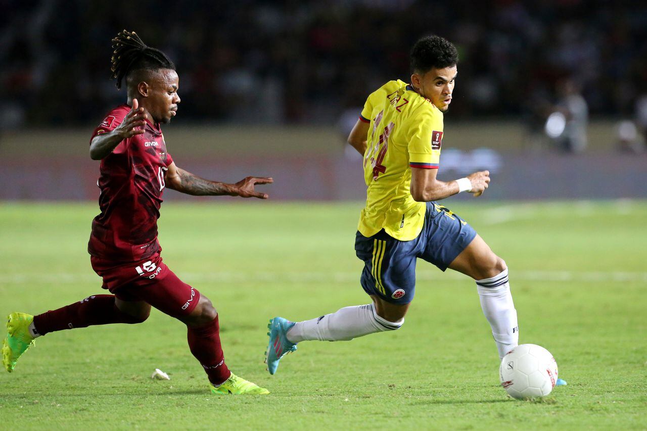 PUERTO ORDAZ, VENEZUELA - MARCH 29: Luis Diaz of Colombia controls the ball against Jhon Murillo of Venezuela during the FIFA World Cup Qatar 2022 qualification match between Venezuela and Colombia at Estadio Cachamay on March 29, 2022 in Puerto Ordaz, Venezuela. (Photo by Edilzon Gamez/Getty Images)