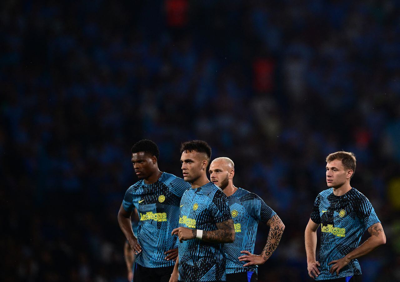 Jugadores del Inter Calientan antes de disputar la final de la Champions League.