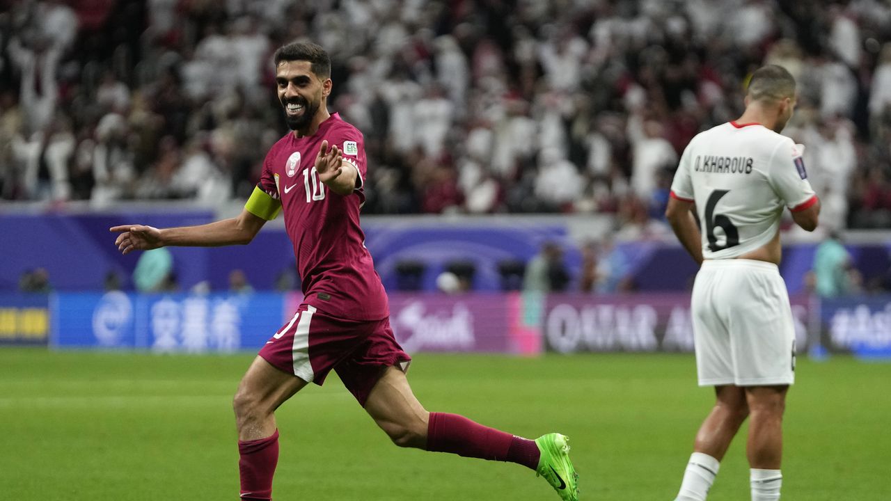 Hasan Al Haydos de Qatar celebra después de anotar durante el partido de fútbol de octavos de final de la Copa Asiática entre Qatar y Palestina, en el estadio Al Bayt en Al Khor, Qatar, el lunes 29 de enero de 2024. (Foto AP/Thanassis Stavrakis)