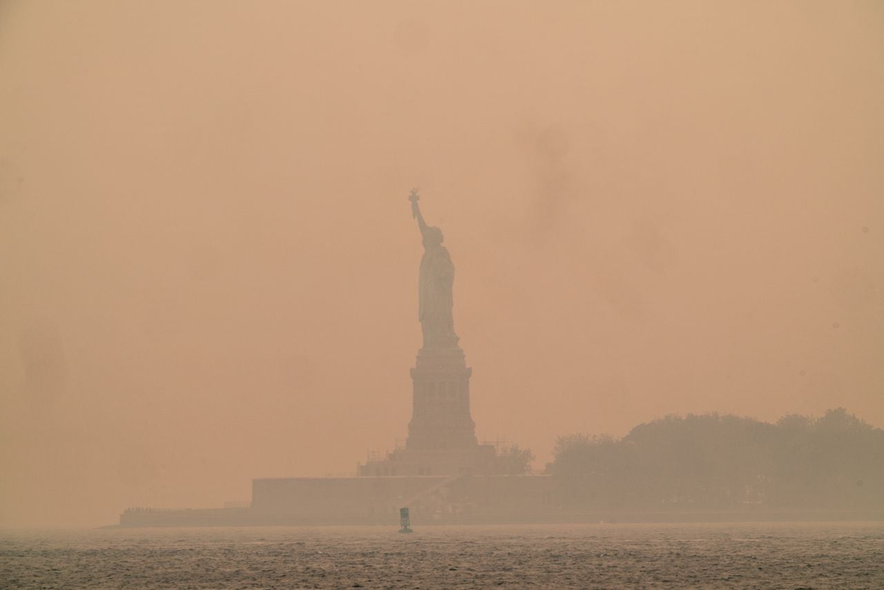 Una neblina humeante de los incendios forestales en Canadá envuelve la Estatua de la Libertad en Upper Bay el 7 de junio de 2023 en la ciudad de Nueva York.