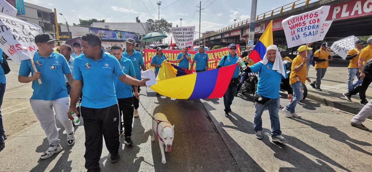 Los caleños marchan por la conmemoración del Día Internacional del Trabajo.