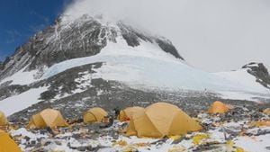 Los escombros de las tiendas de campaña sobrantes, los equipos de montaña y los envoltorios de alimentos se ven esparcidos en el campamento cuatro mientras se muestra el Everest en el fondo.