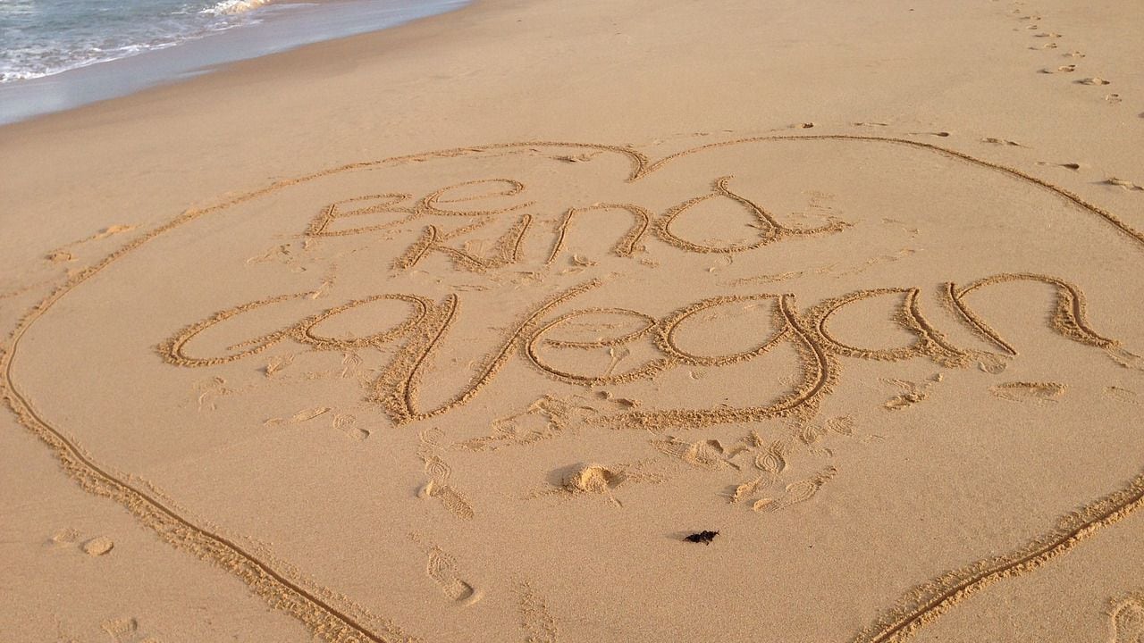 Escribir el nombre de una persona en la arena puede tener un significado importante que muy pocos conocen.