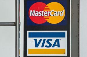 Visa y Mastercard anunciaron el 5 de marzo de 2022 que suspenderán sus operaciones en Rusia, las últimas grandes empresas estadounidenses en unirse a la congelación comercial de Moscú por su invasión de Ucrania.