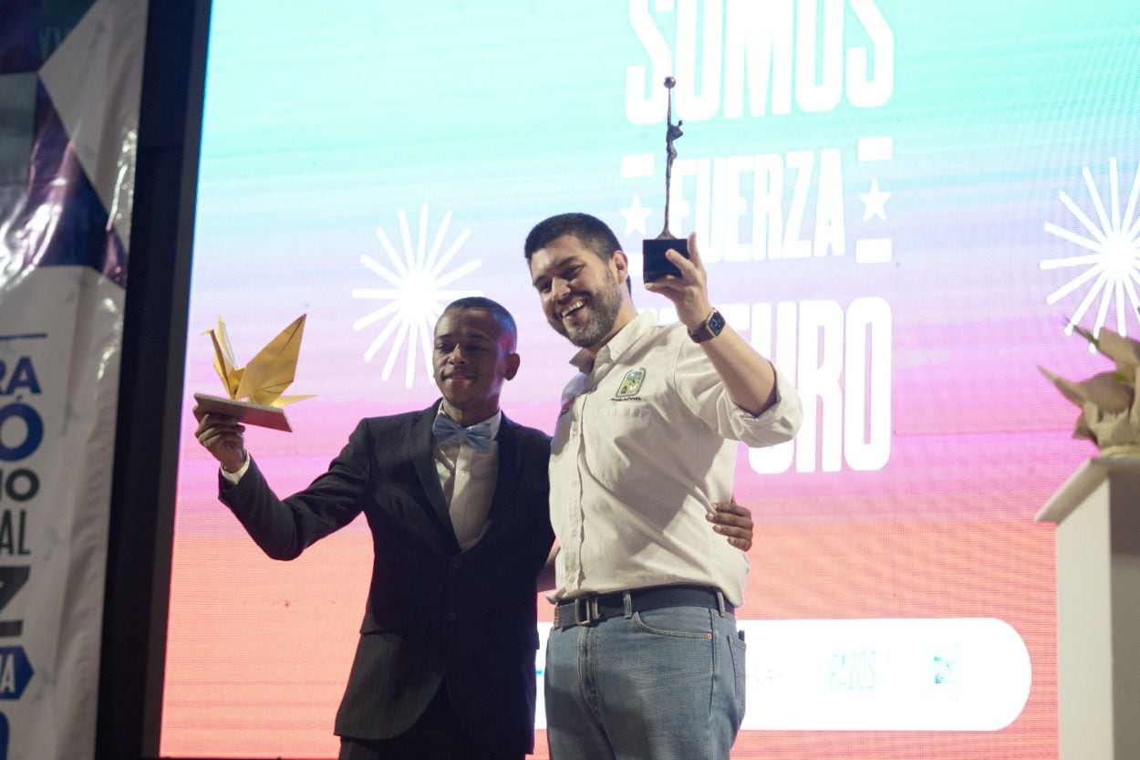 Bryan Ceballos y Óscar Escobar, alcalde de Palmira, celebran que la ciudad ganó el Premio Internacional de Paz CGLU por su estrategia Pazos.