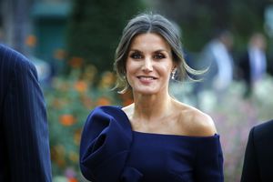 PARIS, FRANCE - OCTOBER 05:  Queen Letizia of Spain arrives at the Grand Palais to visit the Miro exhibition on October 05,2018 in Paris, France. The Spanish royal couple is in Paris to visit the "Miro, La couleur des reves" exhibition and participate in an official dinner with Emmanuel Macron and his wife Brigitte at the Elysee Presidential Palace.  (Photo by Chesnot/WireImage)