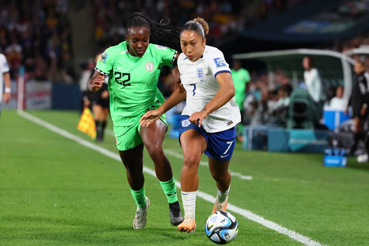 Michelle Alozie de Nigeria, a la izquierda, y Lauren James de Inglaterra compiten por el balón durante el partido de fútbol de octavos de final de la Copa Mundial Femenina entre Inglaterra y Nigeria en Brisbane, Australia, el lunes 7 de agosto de 2023. (Foto AP/Tertius Pickard)