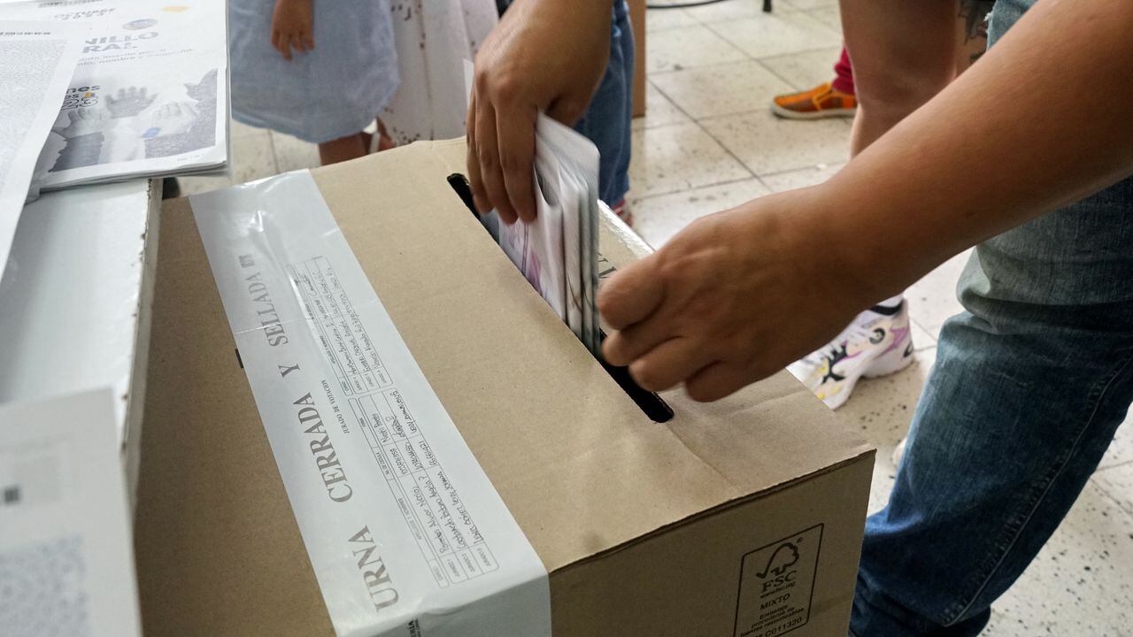 Elecciones 2023 en Cali, Valle del Cauca. Los colombianos salen a votar por sus candidatos