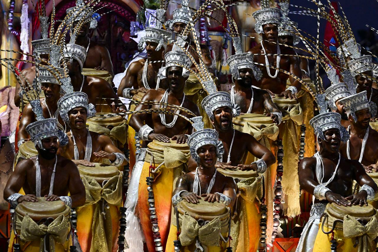 Miembros de la escuela de samba Unidos do Viradouro actúan durante la última noche del desfile de Carnaval en el Sambódromo Marqués de Sapucai en Río de Janeiro, Brasil, en febrero. 13, 2024. (Photo by Pablo PORCIUNCULA / AFP)