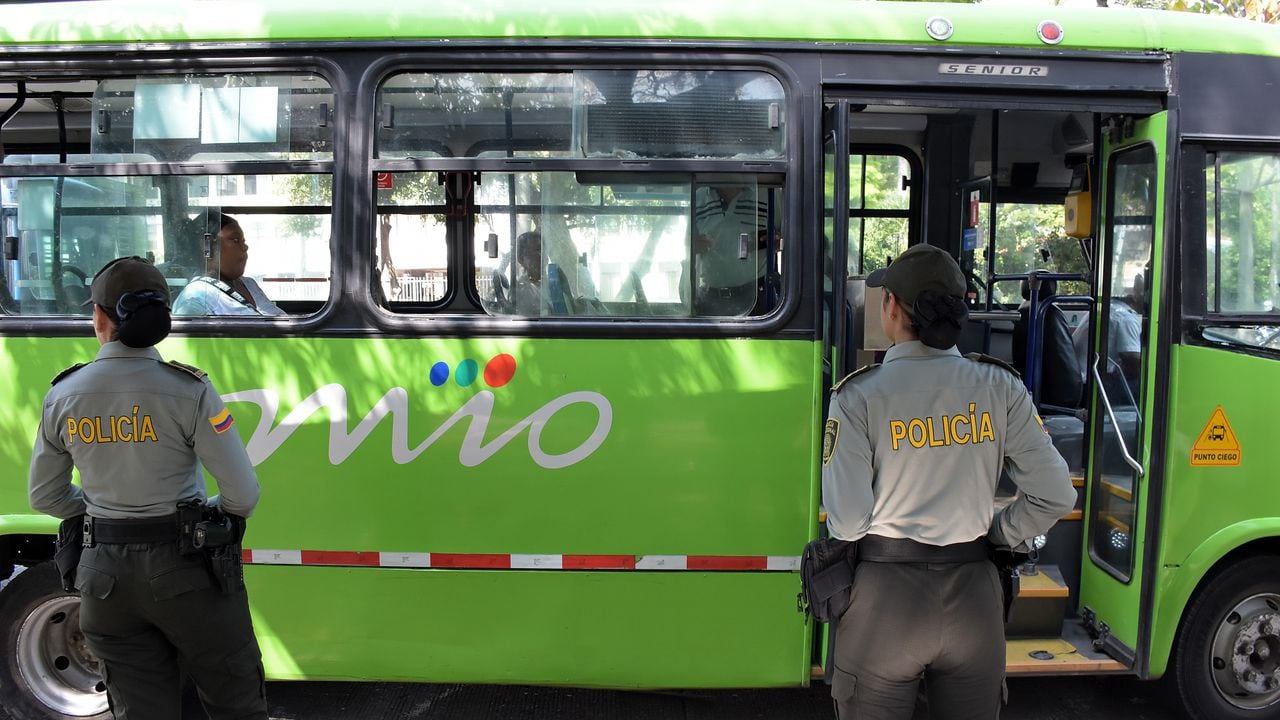 En la Estación Meléndez del MIO, la Policía hace el acompañamiento a los conductores que manejan los  Alimentadores del sistema y que recorren la zona de ladera en la comuna 18 de la ciudad para evitar agresiones en su contra por parte de desadaptados.