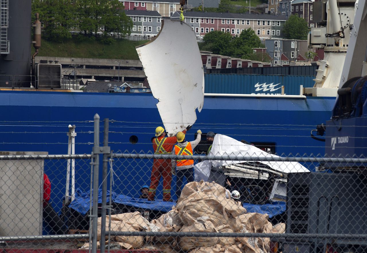 Los escombros del sumergible Titan, recuperados del fondo del océano cerca del naufragio del Titanic, se descargan del barco Horizon Arctic en el muelle de la Guardia Costera canadiense en St. John's, Newfoundland, el miércoles 28 de junio de 2023.