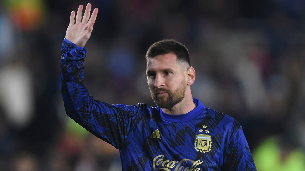 07 September 2023, Argentina, Buenos Aires: Soccer: World Cup qualifier South America, Argentina - Ecuador. Argentina's Lionel Messi greets fans before the match. World Cup champion Argentina has won the first qualifying match for the 2026 World Cup. Photo: Fernando Gens/dpa (Photo by Fernando Gens/picture alliance via Getty Images)