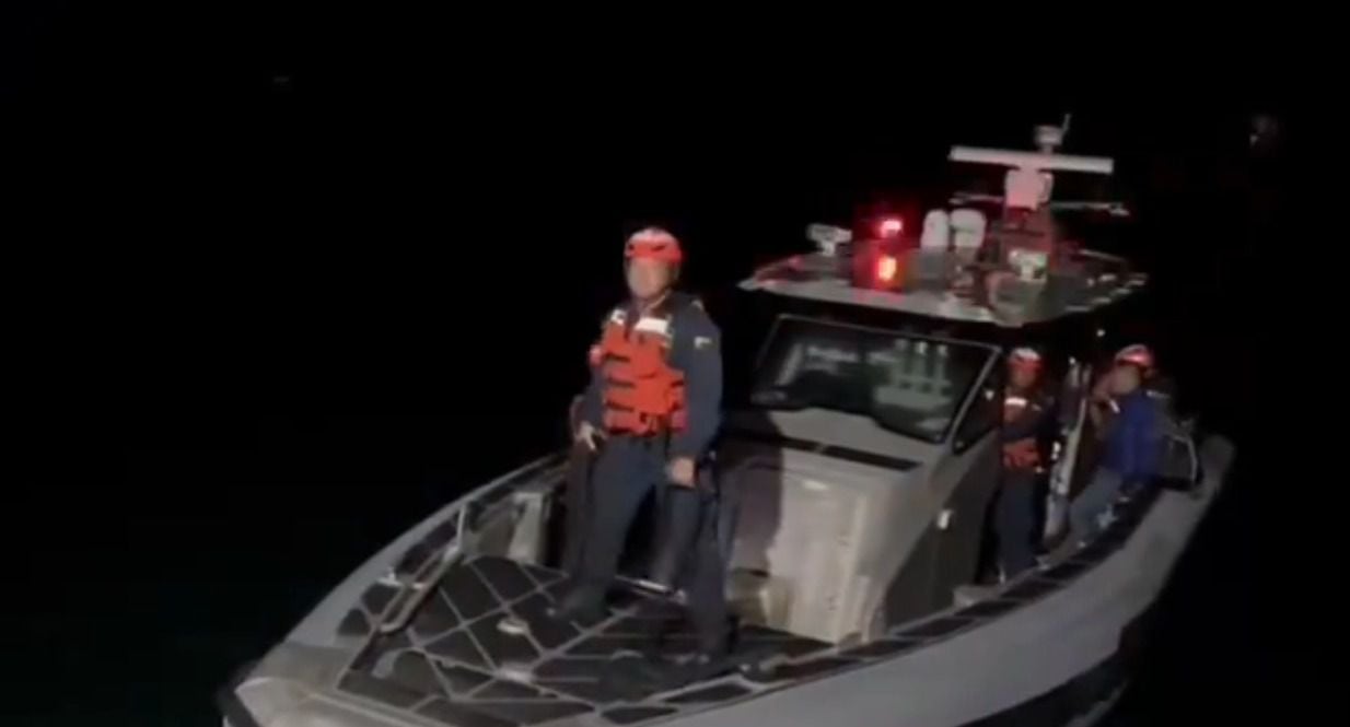 La Armada Nacional rescató a más de 10 pasajeros de una embarcación cerca a Bahía Solano, Chocó.