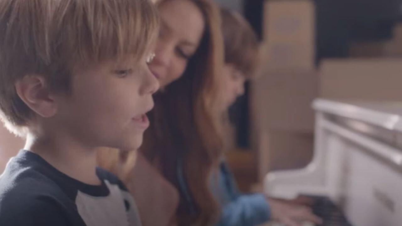 Sasha aparece cantando en el más reciente video de Shakira. 'Acróstico' es una dedicatoria a sus hijos.