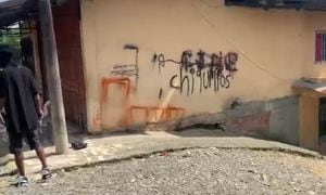En algunas de las calles patrulladas por los miembros de "la banda de Rober", se pueden ver grafitis y marcas en paredes que hacen referencia a sus agrupaciones enemigas.