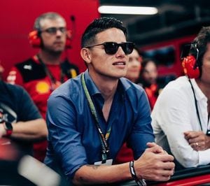 James Rodríguez aprecia en las pantallas internas cómo hacen la prueba de la pista del circuito de Interlagos en Sao paulo, los pilotos de la F1.