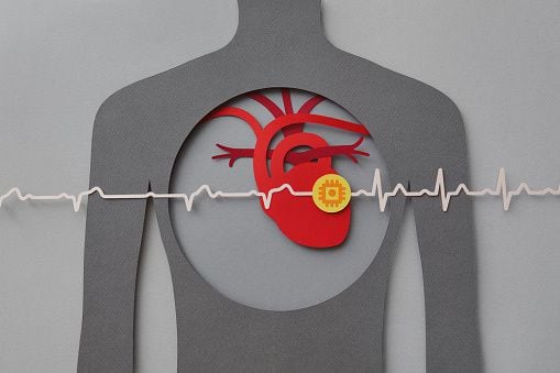 Este aparato detecta un latido cardiaco rápido y potencialmente mortal, el cual es denominado arritmia.