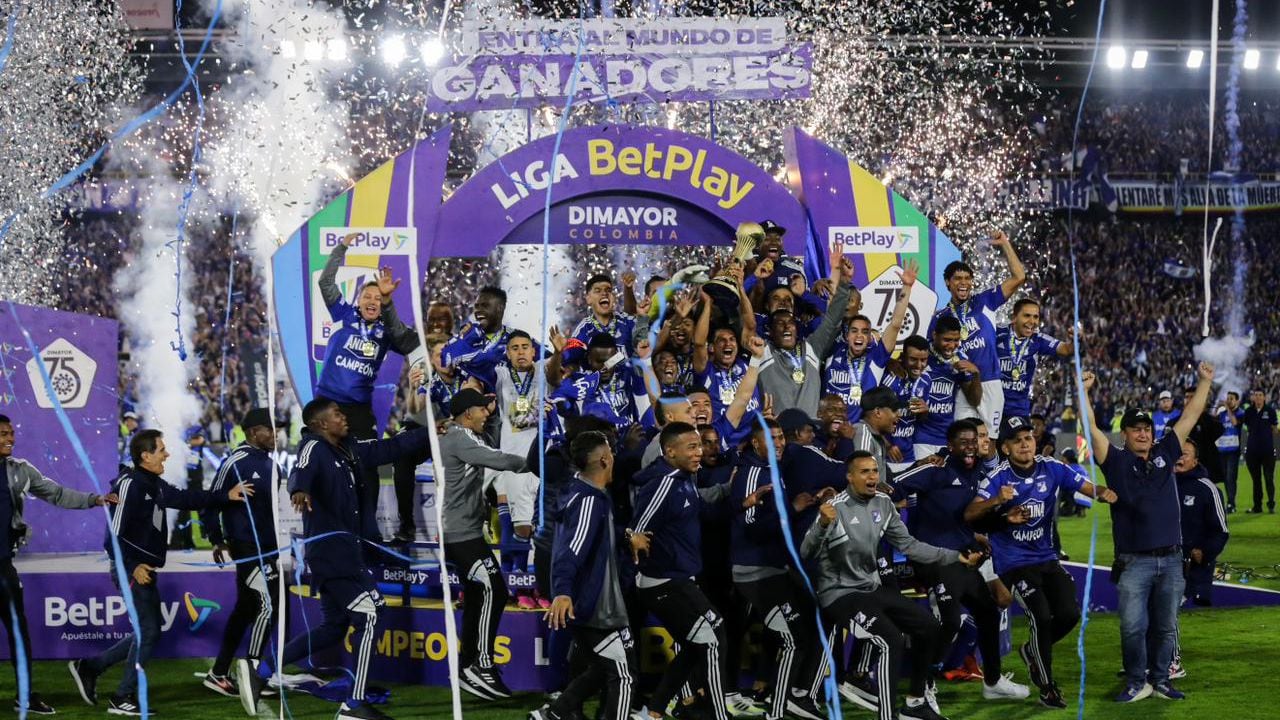 Imagen del momento cuando Millonarios levanta el título del primer semestre de la Liga colombiana del 2023.