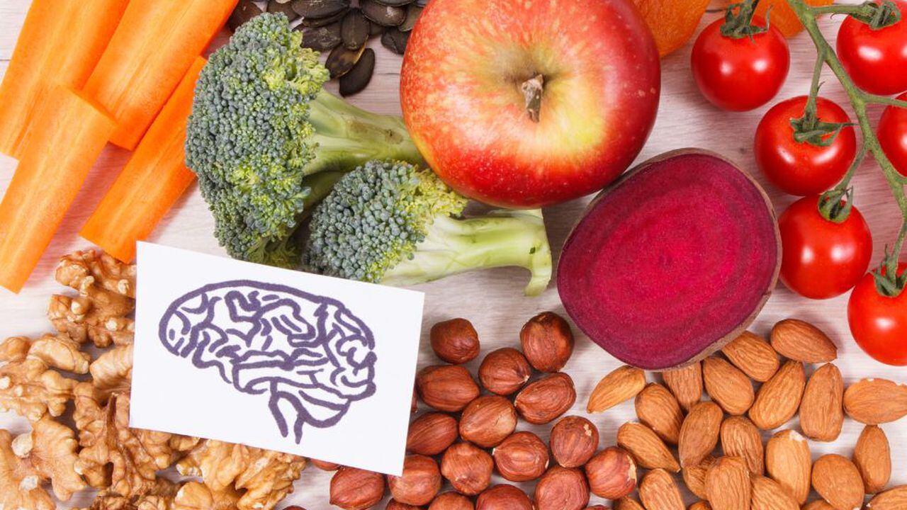 La alimentación influye en la salud cerebral.