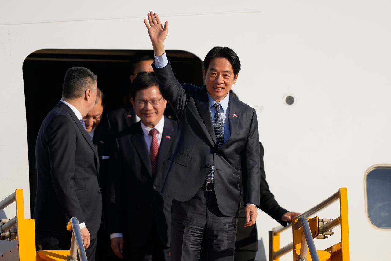 El vicepresidente de Taiwán, William Lai Ching-te, saluda después de aterrizar en el aeropuerto Silvio Pettirossi en Luque, Paraguay, el lunes 14 de agosto de 2023.