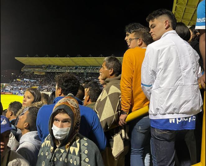 Muchos aficionados en el estadio de Tunja estuvieron aferrados a las barandas para ver el partido Chicó-Millonarios,