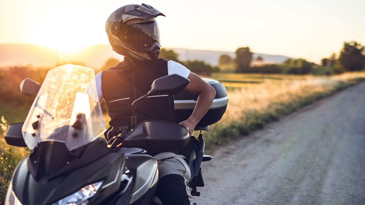 Las motocicletas touring destacan por su diseño pensado para recorrer largas distancias con comodidad y estabilidad, convirtiéndolas en una elección popular entre aquellos que priorizan la comodidad en sus aventuras en carretera.