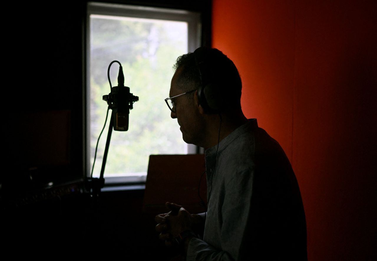 El locutor mexicano Mario Filio durante una sesión de prueba en un estudio de grabación en la Ciudad de México.