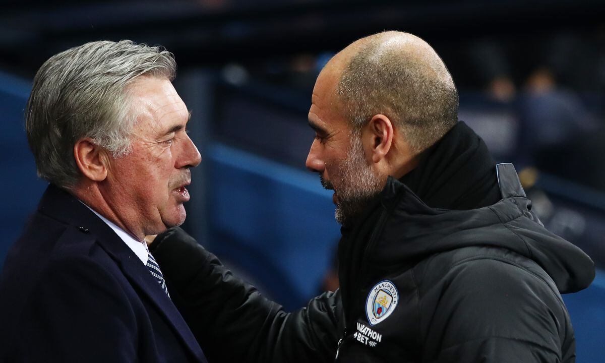 MANCHESTER, ENGLAND - JANUARY 01: Carlo Ancelotti, Manager of Everton speaks with Pep Guardiola, Manager of Manchester City ahead of the Premier League match between Manchester City and Everton FC at Etihad Stadium on January 01, 2020 in Manchester, United Kingdom. (Photo by Getty Images/Clive Brunskill)