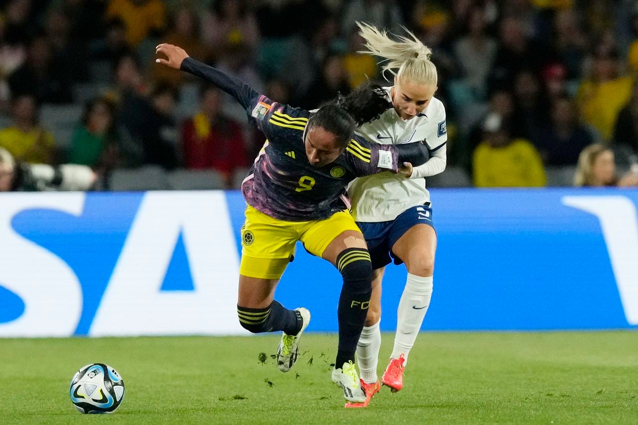 Mayra Ramírez de Colombia, a la izquierda, y Alex Greenwood de Inglaterra desafían el balón durante el partido de cuartos de final de la Copa Mundial Femenina de fútbol entre Inglaterra y Colombia en el Estadio Australia en Sydney, Australia, el sábado 12 de agosto de 2023. (Foto AP/Mark Baker)