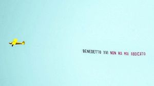 La avioneta sobrevoló en Roma con un cartel que llevaba un el mensaje de "Benedicto XVI nunca ha abdicado". Foto Twitter @SECRETUMMEUM